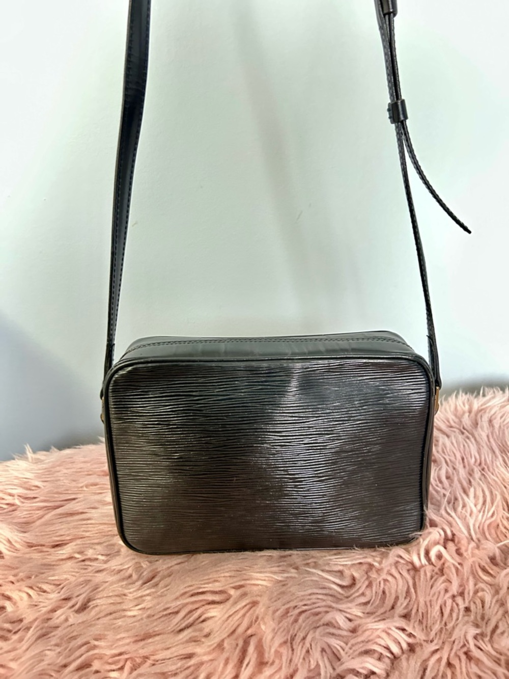 Louis Vuitton Black Epi Leather Shoulder Bag - Picture 2 of 15